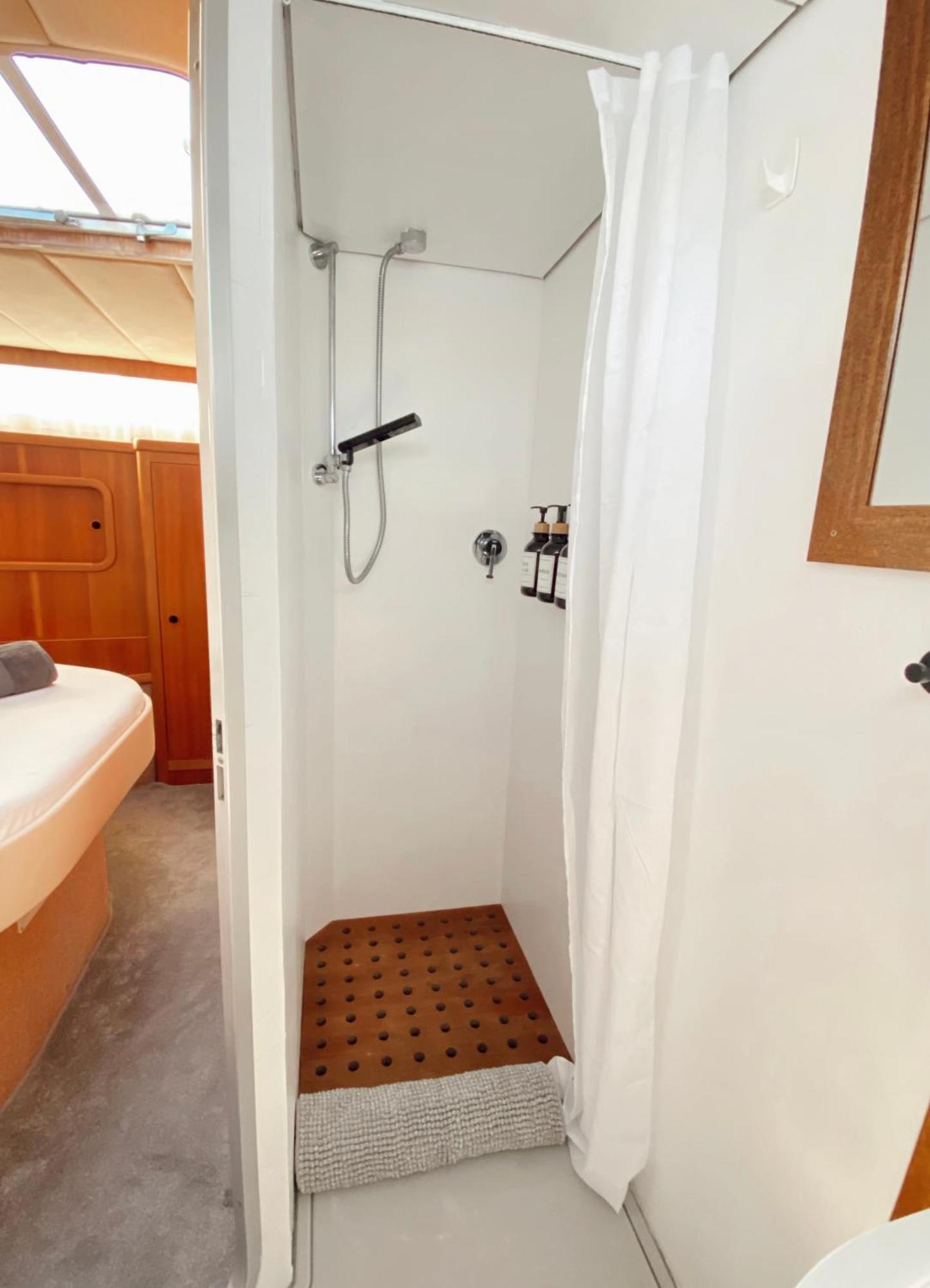Hotel Malmo'S Yacht Valenza Esterno foto