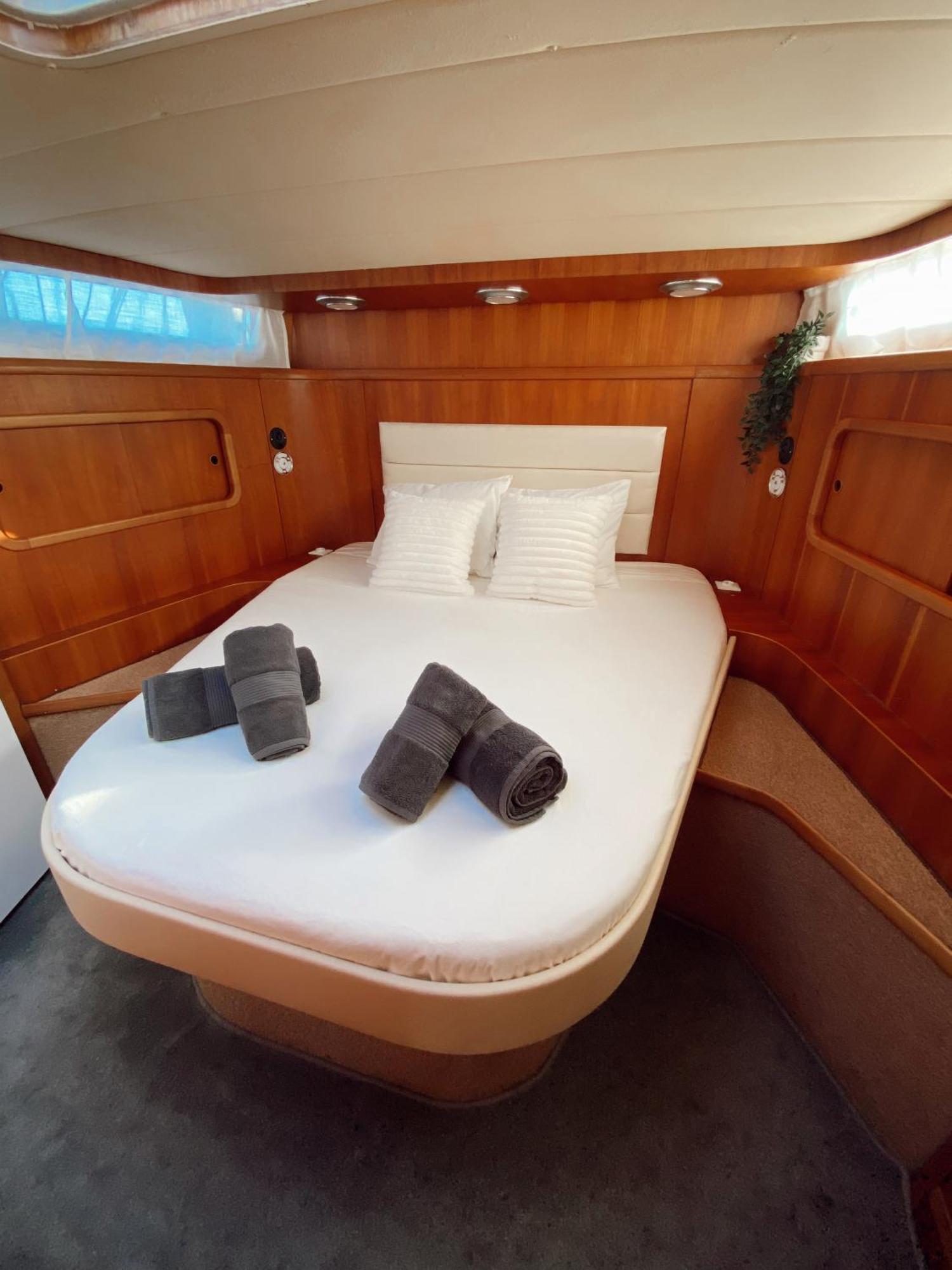 Hotel Malmo'S Yacht Valenza Esterno foto